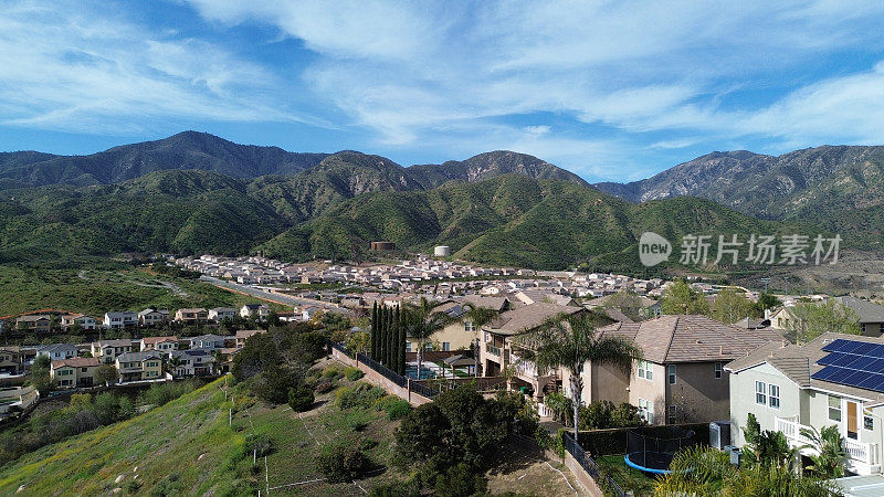 太阳能电池板帮助加州社区生产能源