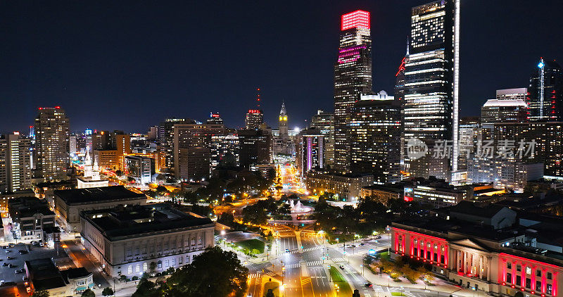 无人机在洛根环岛上空拍摄的费城市政厅夜景