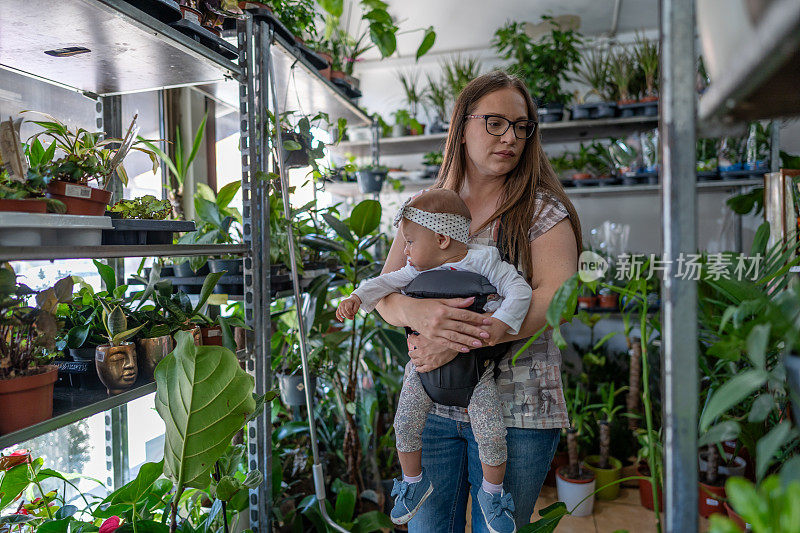 和我女儿在植物店里