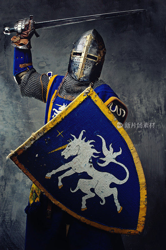 举起剑和盾牌的中世纪蓝色骑士