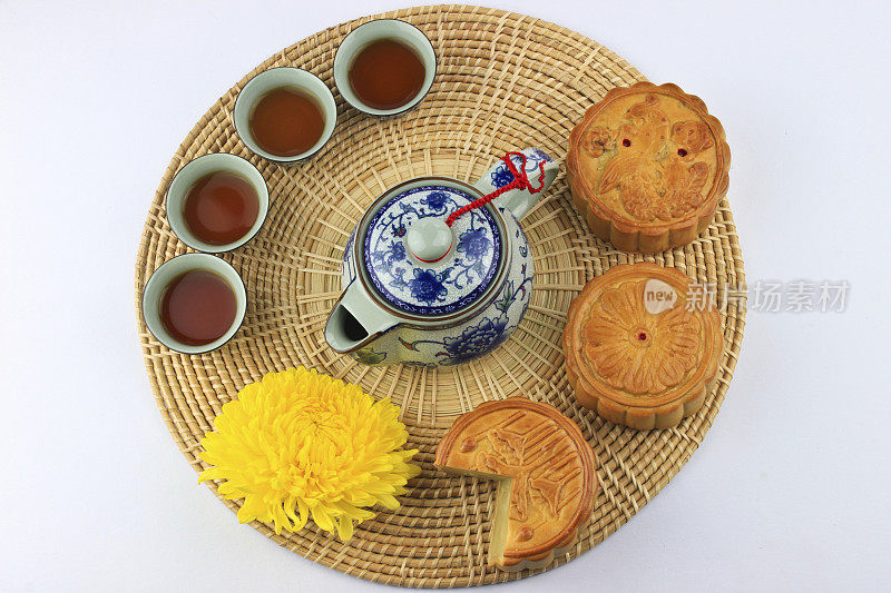 月饼和茶装在柳条托盘里