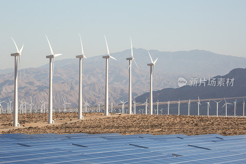 加州的太阳能风车和太阳能电池板