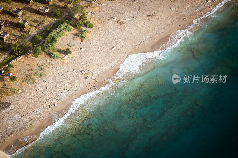 崎岖的地中海海岸线上的迷你海滩