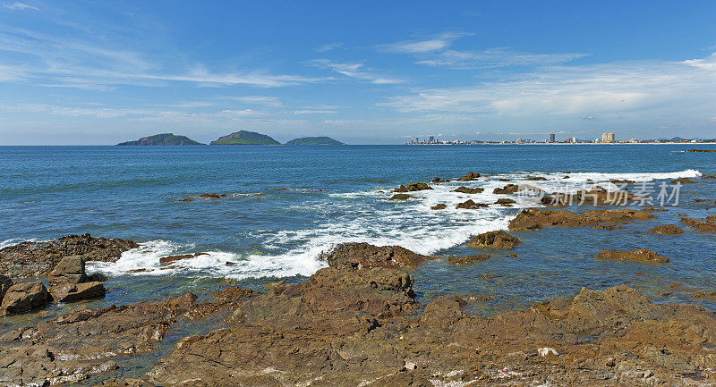 马萨特兰海岸线和城市景观