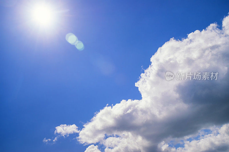 太阳照在蓝天下的积云上