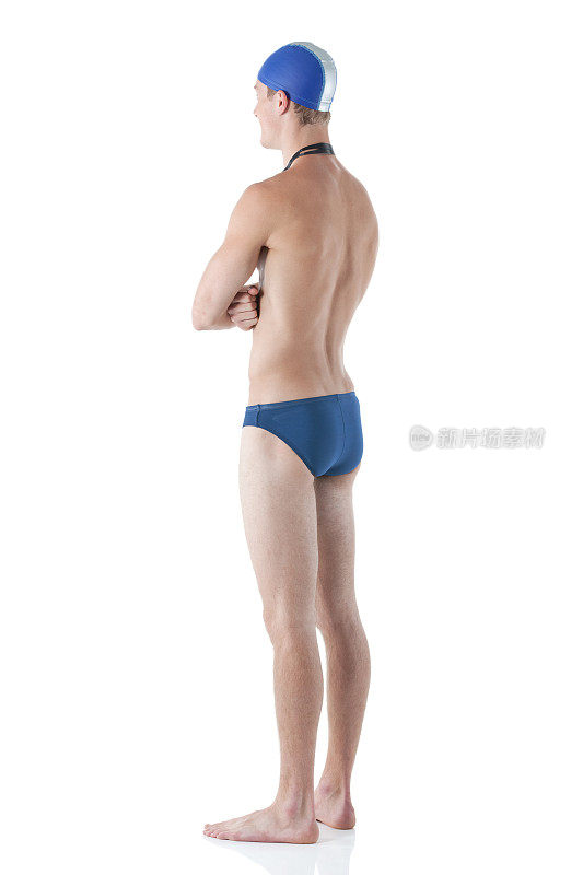 男性游泳运动员双臂交叉站着