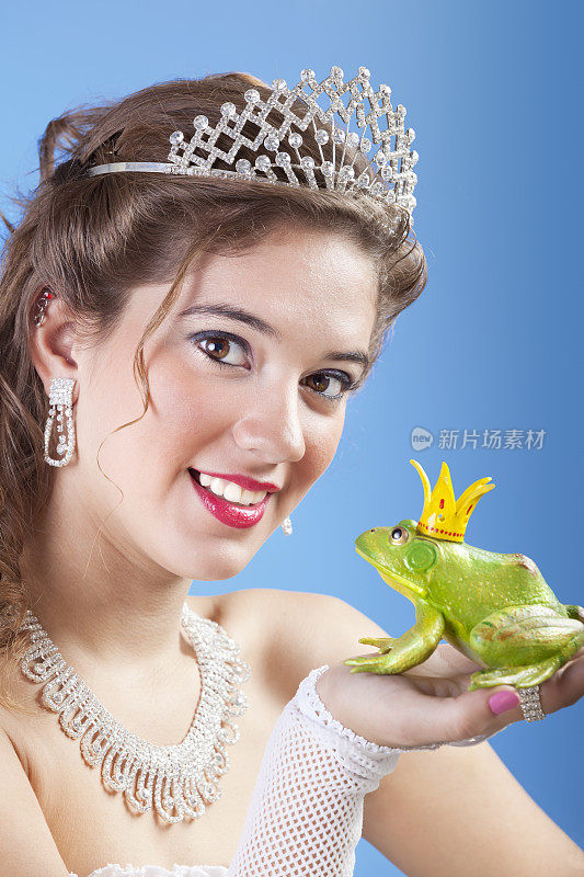 金发公主亲吻青蛙王子