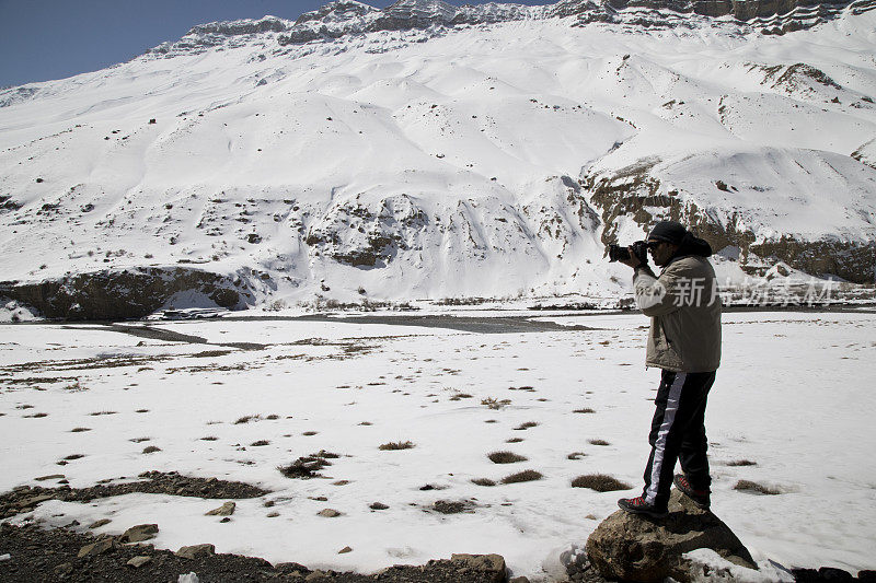 正在拍摄白雪覆盖的喜马拉雅山