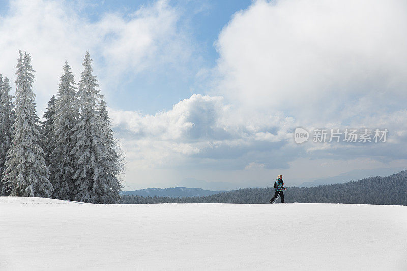 一个美丽的冬季女子滑雪运动员....罗格拉，斯洛文尼亚