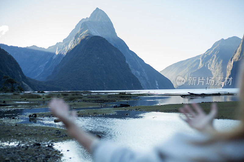 女人向米尔福德海湾伸出双臂的个人视角