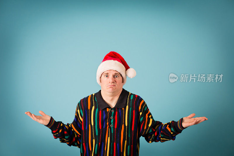 带着圣诞帽和丑陋毛衣的愤怒的男人