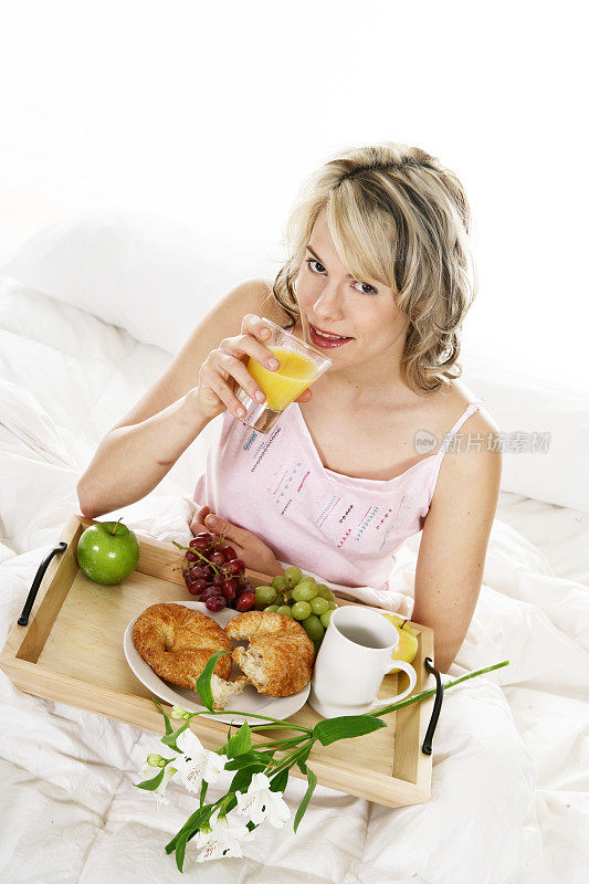 女人吃早餐