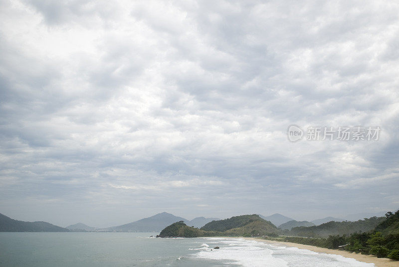 乌巴图巴附近的海滩和海岸线，巴西，云景