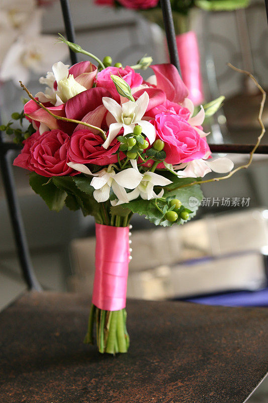 粉色玫瑰和白色兰花花束