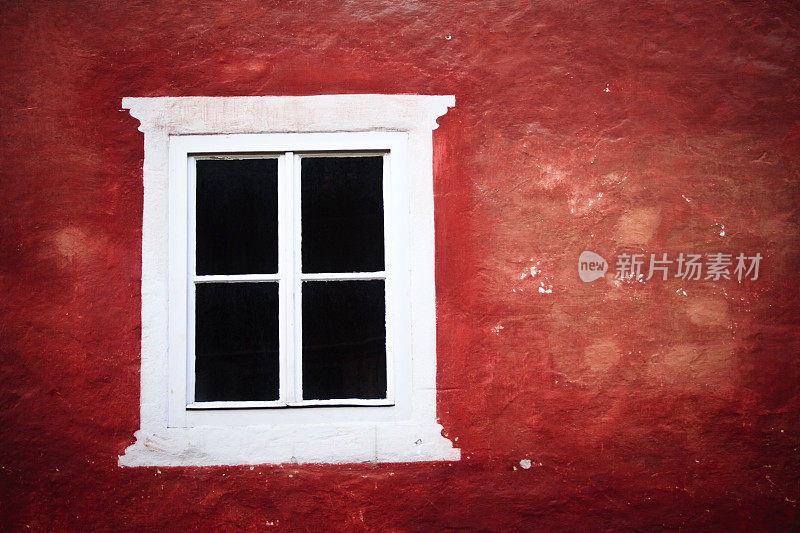 红房子，白窗户