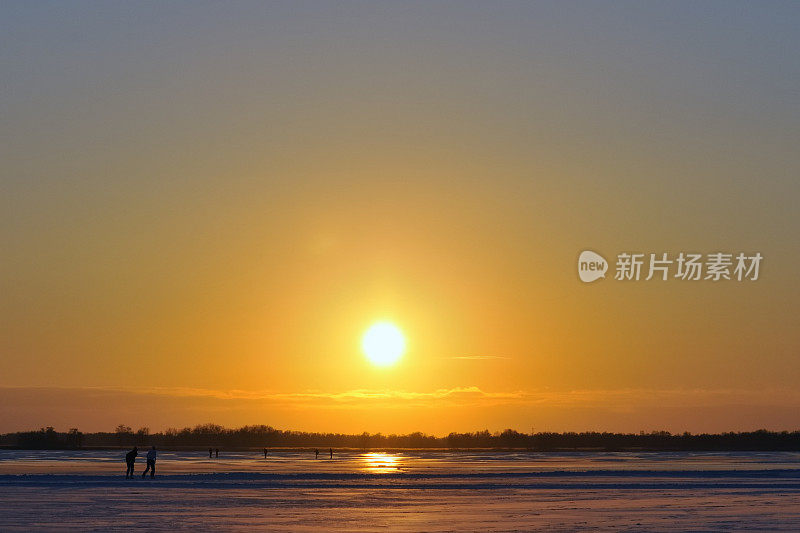 在夕阳下滑冰