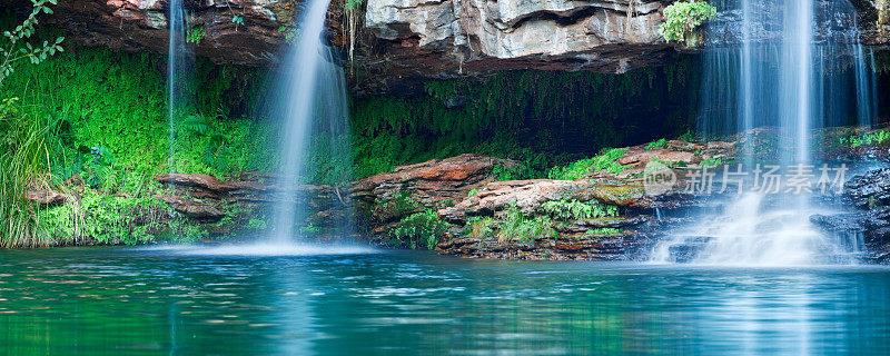 西澳大利亚卡里吉尼国家公园蕨池的瀑布