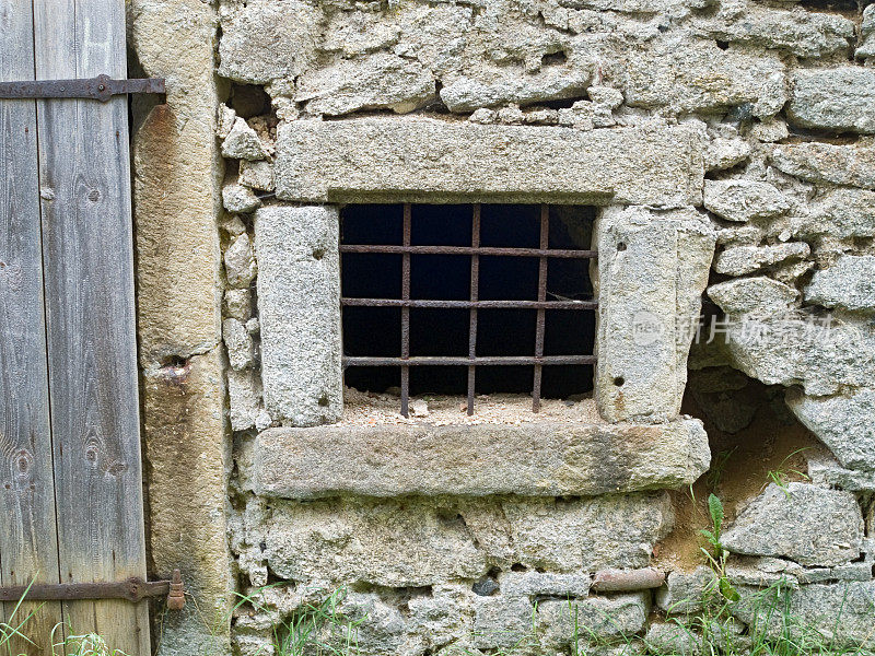 一个旧马厩的窗户