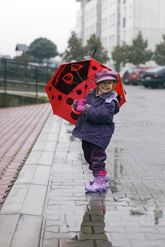 在雨中微笑