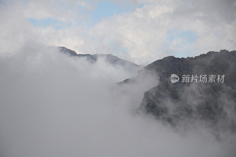 雾在山间飘散