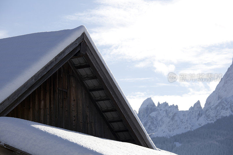 山上有雪的小屋