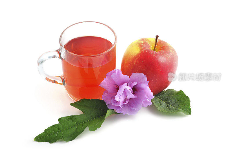 苹果木槿茶在玻璃装饰的叶和花