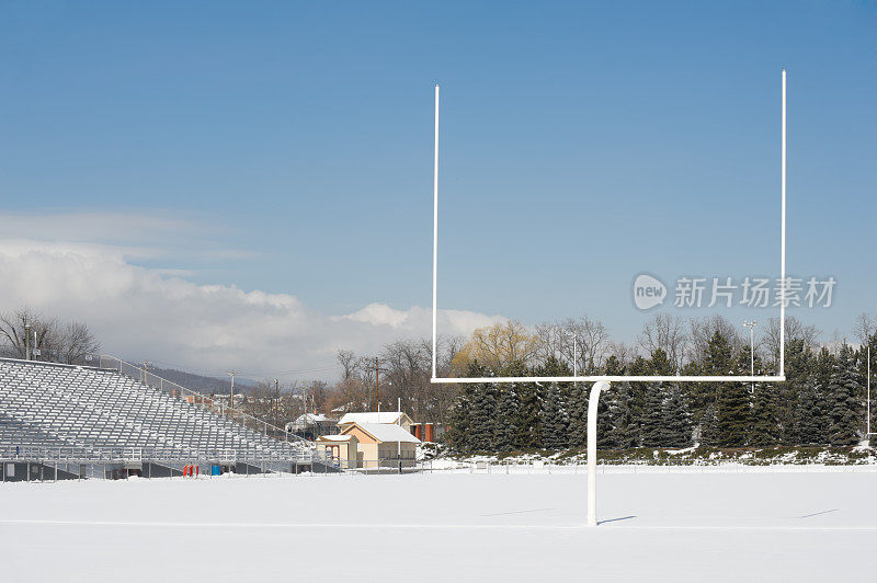 美国橄榄球场、门柱和体育场的冬季降雪