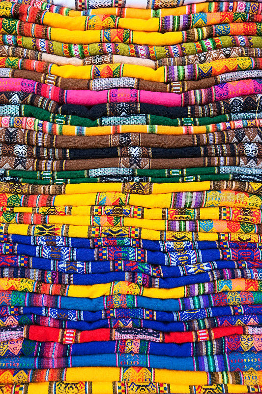 五颜六色的玻利维亚布料和衣服，科帕卡巴纳
