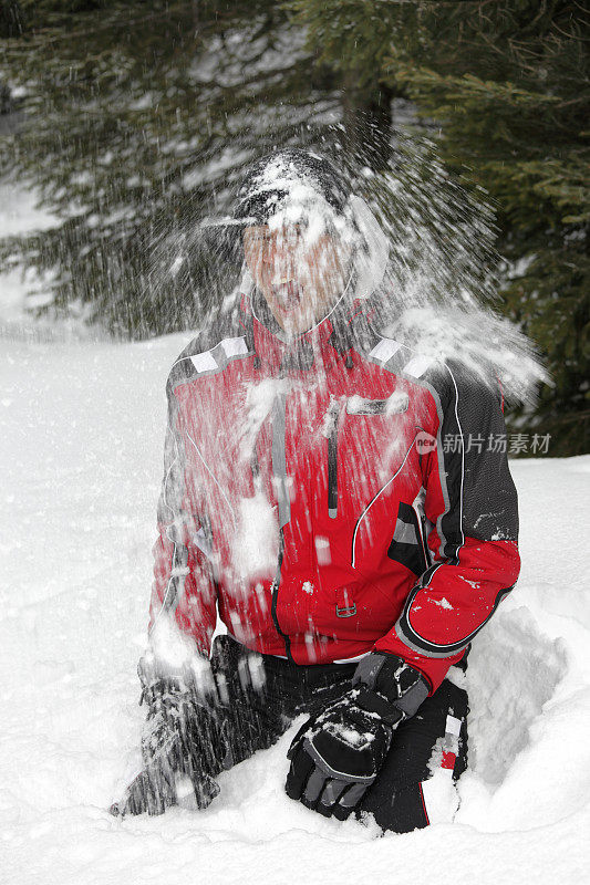 滑雪者被雪球击中