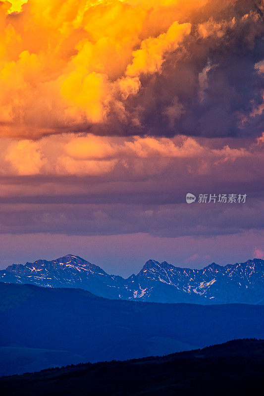 戈尔山脉夏季山景