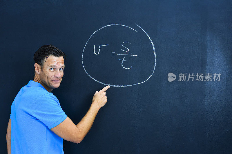 老师在黑板上写公式