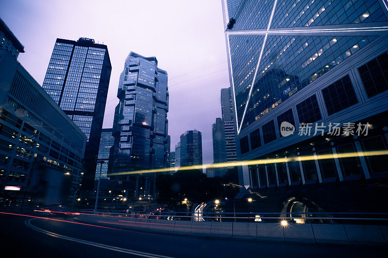 香港城夜深，车灯步道