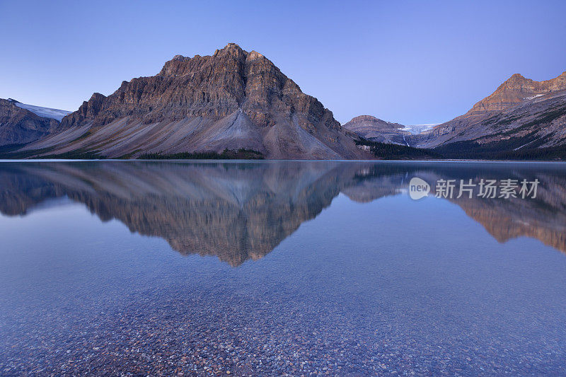 黎明时分，加拿大冰原公园路上的弓湖