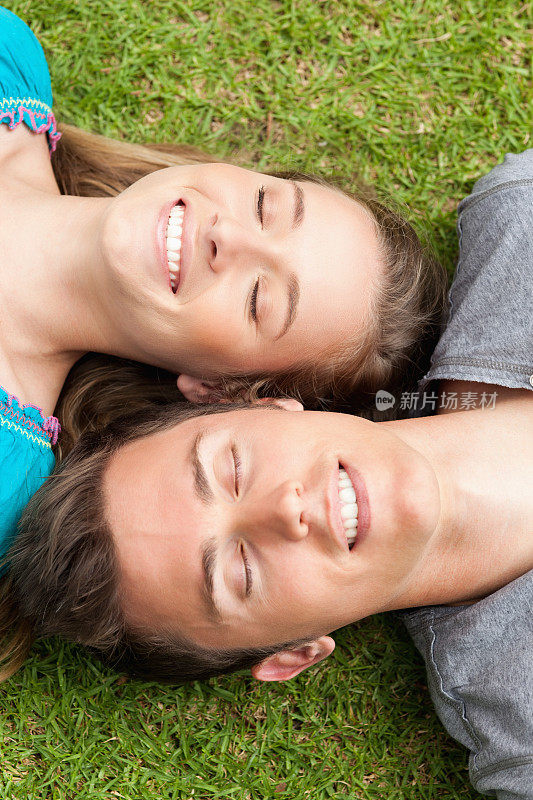 一对情侣躺在草地上