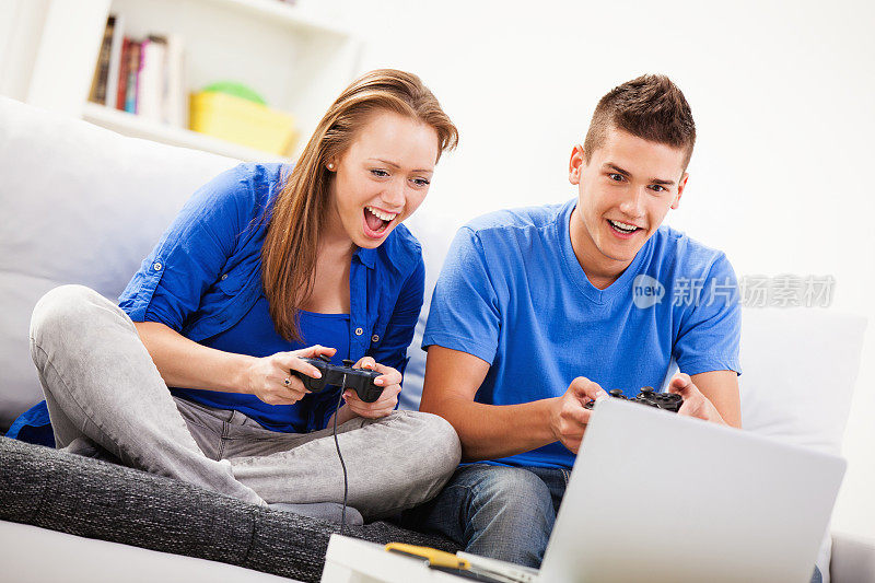 一对年轻夫妇在电脑上玩多人游戏，