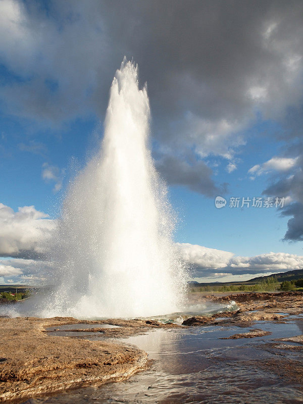 Strokkur间歇泉喷发