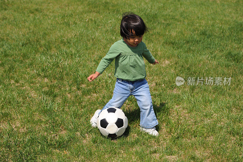 幼童踢足球