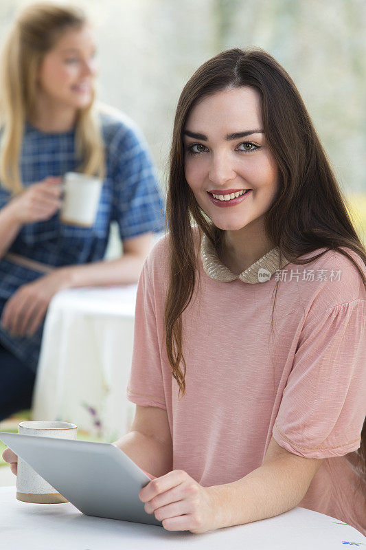 坐在咖啡馆里的年轻女子