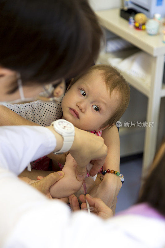 婴儿接受疫苗接种