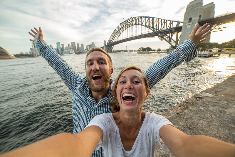 两个年轻人在悉尼港自拍