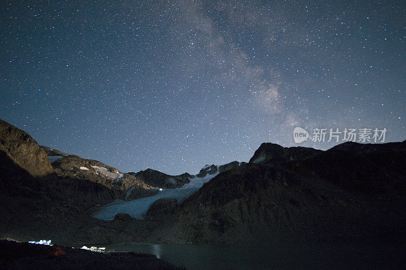 坐在星空下