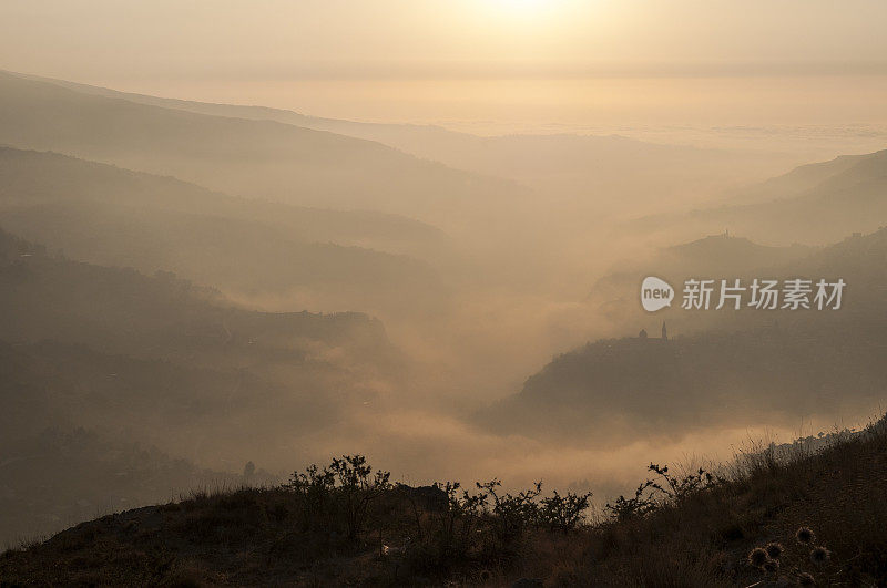 日落时分的黎巴嫩卡迪沙山谷