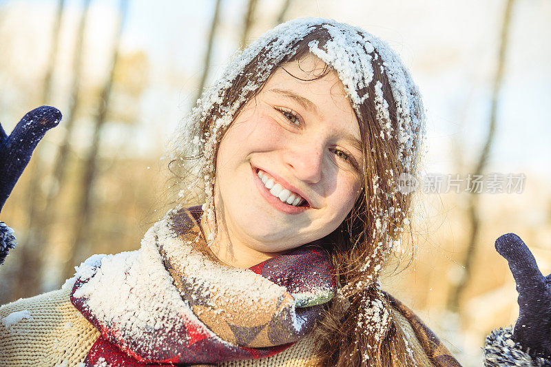 滑稽的少女肖像，头发上有雪