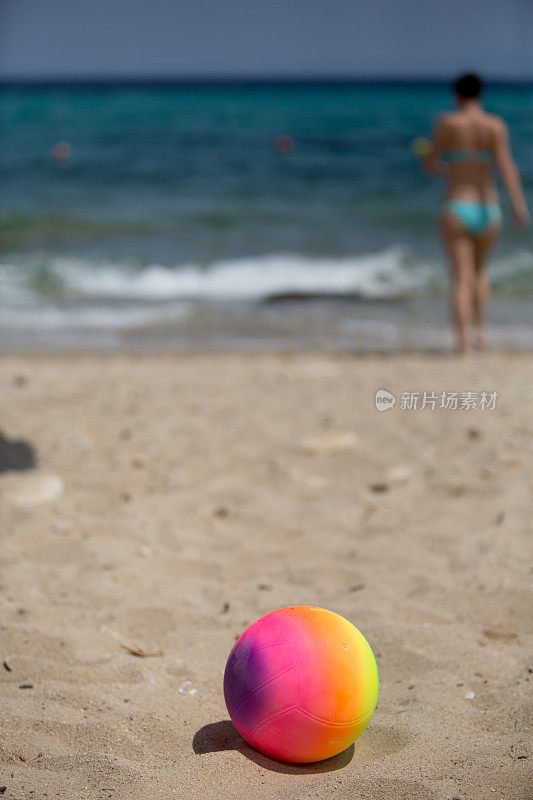 球在沙滩