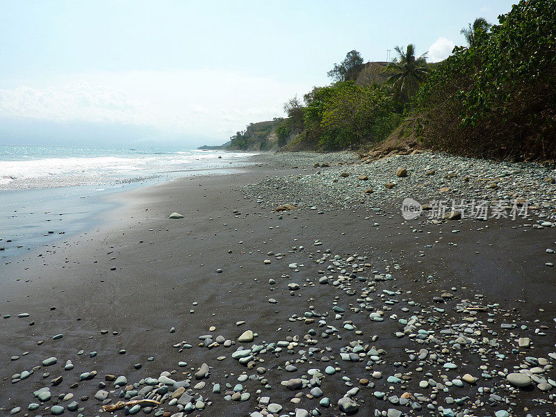 蓝色的石头海滩，弗洛雷斯-印度尼西亚
