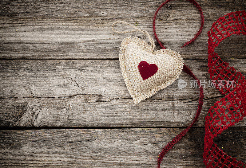 情人节的礼物，心形的装饰，丝带放在木桌上