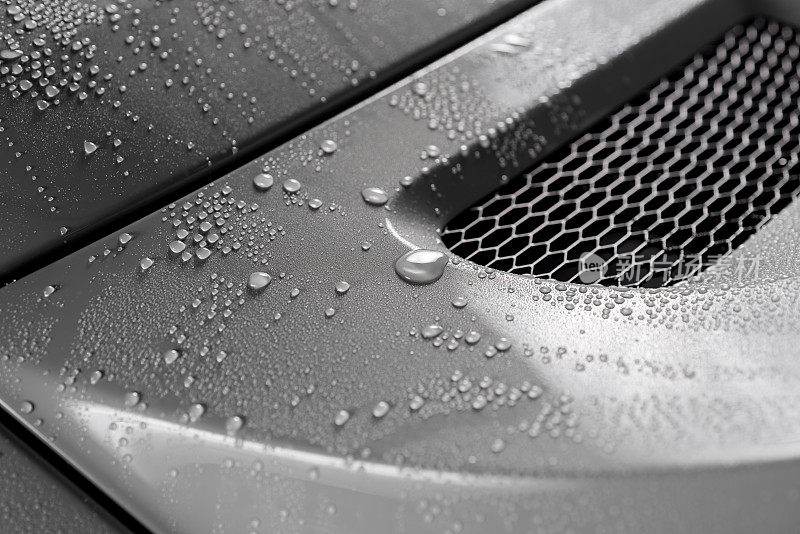 汽车细节系列:灰色汽车行李箱上的水滴