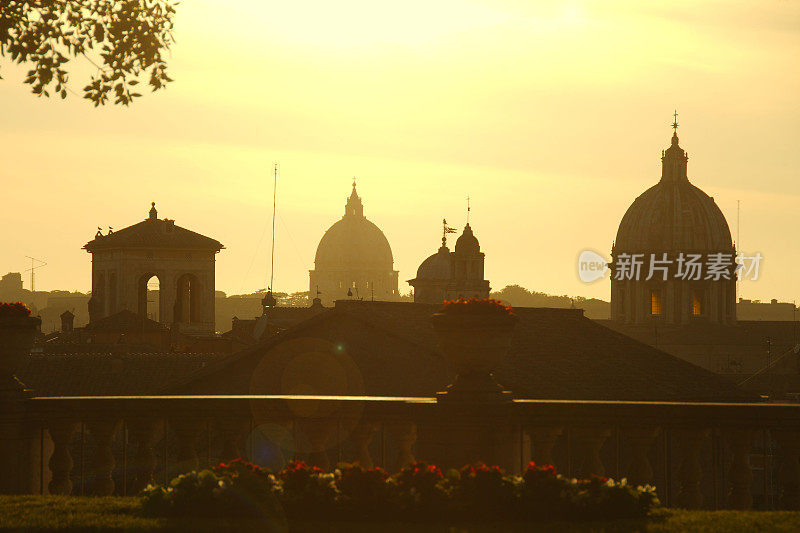 美丽的日落景观的屋顶和圆顶的罗马与镜头光晕