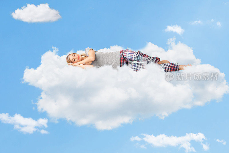 一个女人睡在云上的宁静景象