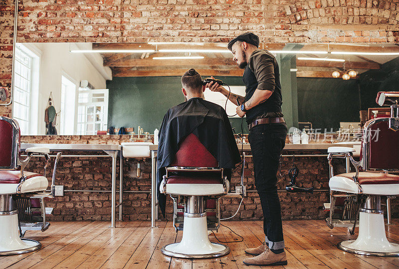 发型师在理发店为客户服务